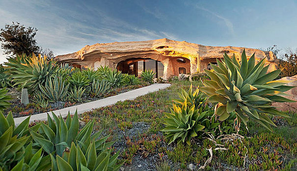 Dick Clark’s Flinstones Inspired Home in Malibu #design #architecture #arquitectura #fotografia