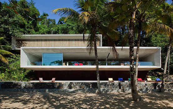 Casa diseñada por Marcio Kogan en Paraty, Brasil #arquitectura #design