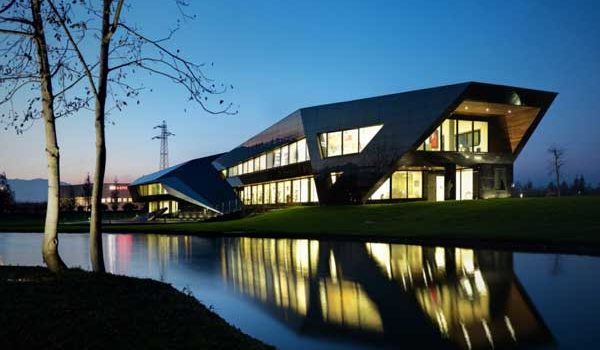 Vidre Negre Office Building en Italia #arquitectura #design #architecture #fotografia